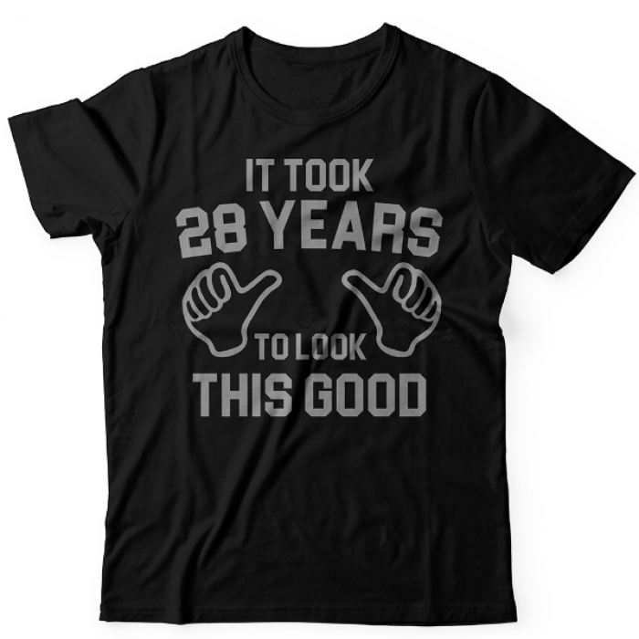 Прикольная футболка с надписью "It took 28 years to look this good"